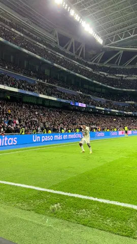 Baila Vini! A comemoração do @Vini Jr. após marcar no derbi. GIGANTE!  #viniciusjunior #vinijr #realmadrid 