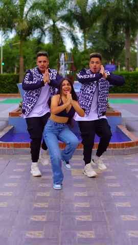 Quien mas tiene esta cancion en la cabeza? 🤣🔥 #shakira #bizarrap #bizarrapsessions #baile #twins #dance 