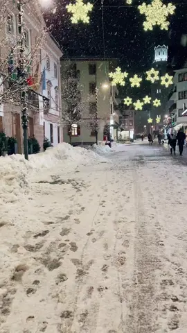 Passeggiata sotto la neve in centro a Cortina D’Ampezzo  #neve #snow #cortina #cortinadampezzo #settimanabianca #nev #dolomitesitaly 