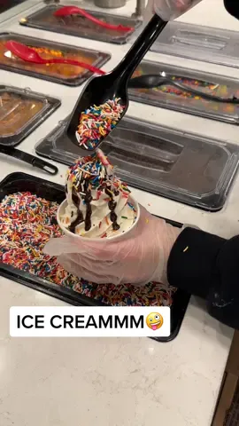 Ice cream…chocolate syrup…sprinkles 🤪🍦🍫 #icecreamday #humdingersnj #newjersey #newjerseycheck #njtok 