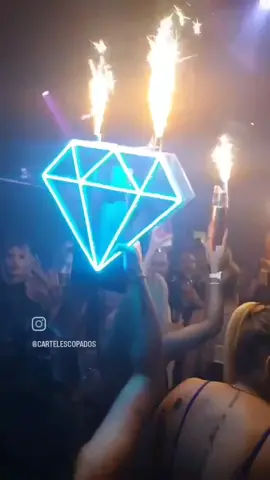 Portachampagne diseños exclusivos, coronas, diamantes, estrellas, logos, hacé explotar tu boliche o fiesta! Están armados con baterías recargables, controlados por bluetooth o control remoto.#portachampagne  #fiesta #diamante  #led #ledlights #vip 