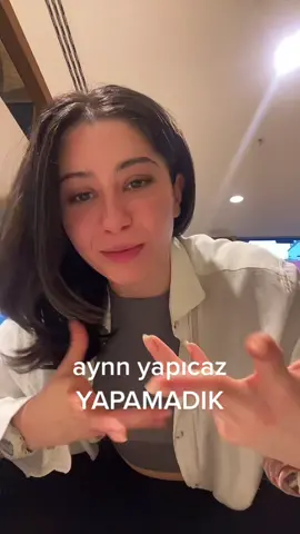 Normalde olması gereken TÜM GÜNÜN SINAV İLE GEÇMESİYDİ ben burada otururken AŞAĞIDA sınava başlamış millet????!! Bana girişteki adam (sürekli otelde çalışan ve sınavın her zaman yapıldığını bilen kişi) bekleyin sizi çağıracaklar dedi şamdlwldlwldld BİR SAAT BEKLEDİK YA BİR SAAT adama güvenip. Herkesi ayağa kaldırdım mı? Evet. Umarım çözeriz pazartesi günü bu sorunu #ielts_britishcouncil #ieltspreparation 
