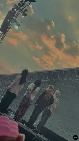 nemu di twitter,bagus banget di jadiin wallpaper 🍭 #BLACKPINK #blackpinktour #jisoo #jennie #rosé #lisa 