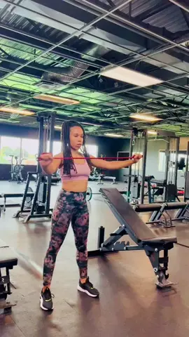 Quick & Effective Upper Body Stretch Use this DYNAMIC stretch on your next upper body day :) #upperbodystretch #dynamicstretches  #stretches #personaltrainermtl #fitnesstrainerformoms #mtlfitnesstrainerformoms #stretchesforwarmup #beginnersfitness #karabodyfitness #tiktokcanada