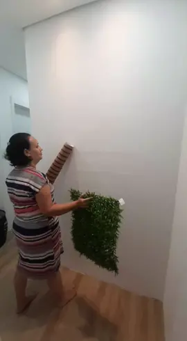 amei essa transformação 🥰 #amei #apezinho #transformação #ripado #jardimverticalartificial 