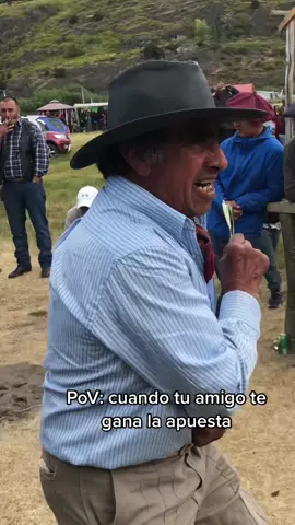 Cuando tu amigo te gana la apuesta 😂 #jineteadas #chile #fyp  #fiestacriolla #carreteraaustral #puertoriotranquilo #medejasteenlaruina 
