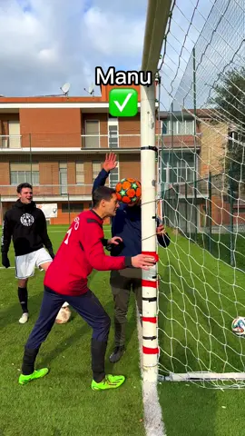 Risky football challenge 🤣⚽️ #tiktokcalcio #calcio #Soccer #football #footballchallenge 
