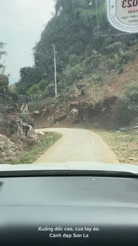 Những cung đường nguy hiểm, giành cho các bác tài đã có kinh nghiệm đi đường đèo, núi cao. Cảnh đẹp Sơn La Đoạn này xuống dốc, cần đi rất chậm. #canhdep #sơnla #nuicao 