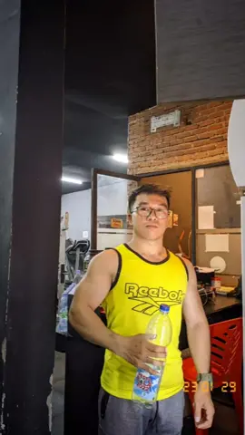 Mumpung #gym sepi 🙃 #CapCut #armday  #armdayworkout #biceps pardon my #chickenlegs 