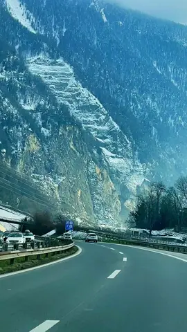 #switzerland 🇨🇭#switzerlandviews #montagnesuisse #valaisswitzerland #swissroads #beautifuldestinations #switzerlandnature #beautifulplace #claudia__rodrigo 