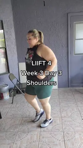 whew! 🥵 my #shoulders are DONE after that #workout -would you look at dem caps 😋 #weightlifting #hiit 