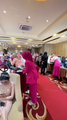 kalau kemarin sya yg dinilai,skrng sya jdi Jurinya🥹🫶🏻 #workshopmakeup #muasulsel #fyp #xybca 