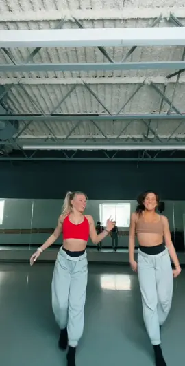 your blonde and brunette duo😎