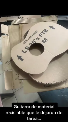 Le dejaron de tarea hacer una guitarra de material reciclable, pero soy una mamá intensa y lo puse a hacerla así 🤣🤣 obvio le ayudé  #tarea #guitarra #reciclaje 