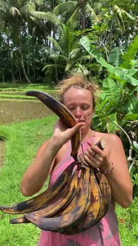 How do you like your bananas, big or small?🤭 #rawvegan #fruit #veganfood #Foodie #foodporn