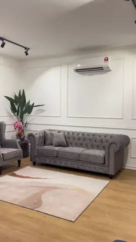 𝐏𝐫𝐞𝐦𝐢𝐮𝐦 𝐂𝐡𝐞𝐬𝐭𝐞𝐫𝐟𝐢𝐞𝐥𝐝 𝐒𝐨𝐟𝐚 𝐂𝐥𝐚𝐬𝐬𝐢𝐜  3 seater classic sofa @ Rm2100 Standard Wing Chair 2 units @ Rm1700 3 seater sofa & wing Chair full set only @ RM3,800 Grey sofa is a classic choice for living room seating. Versatile and modern. Grey is considered to be cool, elegant, and conservative—even a bit mysterious 😎 An everlasting, timeless classic-looking and elegance sofa design, which will surely inspire your living room! 𝗖𝗛𝗘𝗦𝗧𝗘𝗥𝗙𝗜𝗘𝗟𝗗 𝗦𝗢𝗙𝗔 𝗙𝗢𝗥 𝗬𝗢𝗨𝗥 𝗛𝗢𝗠𝗘 If interested, contact us below or PM us: 📲https://wa.me/message/FAJG4OH6M6DHO1 Whatapps: 012-3734119 𝐂𝐚𝐭𝐚𝐥𝐨𝐠:  https://wa.me/c/60123734119 📍𝐕𝐢𝐬𝐢𝐭 𝐨𝐮𝐫 𝐬𝐡𝐨𝐰𝐫𝐨𝐨𝐦  By appointment  Waze: MDS HOME FURNITURE @ Al71-P, Kg Baru, Sungai Buloh, 47000, Selangor  Open every Monday to Saturday 9-5pm Public holiday - closed  Materials:  ▪️Constructed with a sturdy solid wood frame ▪️Comfortable fabric seating ▪️Quality and thick velvet/ linen fabric ▪️ High density sponge, long life foam and with pocket spring #homedecomalaysia #homedekomalaysia #sofachesterfieldmalaysia #chesterfieldmalaysia #sofamalaysia #ikeamalaysia #homedecormalaysia #dekomalaysia #ssfmala #orkidmalaysia #interiordesignmalaysia 