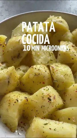 🥔PATATA COCIDA en 10 minutos al microondas!    PASO A PASO: - Ponemos las patatas limpias en un recipiente apto y las pinchamos por todas partes con un palillo o tenedor. - Añadimos 40 ml de agua y llevamos al microondas 10 minutos a 850W de potencia.  - Ya tendremos listas nuestras patatas cocidas! Sólo quedará sacarles la piel y prepararlas al gusto! 😋 Si te ha gustado puedes guardar y compartir esta receta 🤍 #microrecetas #hack #cooking  #recetasfaciles #recetasmicroondas #recetasfacilesyrapidas #recetas #recetassaludables #cocina #cocinacasera #homemade # #homemadefood #food #foodporn #microwave #microwavefood #potatoes #vegano #vegan #patatas