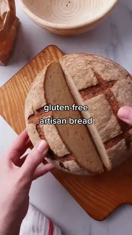 the perfect GLUTEN-FREE artisan bread with a crisp, crunchy crust & a soft, chewy interior – and it's vegan too!! 🍞❤️ #glutenfreebread #glutenfree #glutenfreetiktok #bread #breadtok #baking 