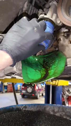 Honda Oil Filter Removicous 🔧😬👍 #honda #pilot #oilfilter #oilchange #messfree