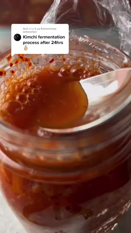 Antwort auf @v i c k y  Part 2 - the kimchi bubbles 🫧 the kimchi juice in the first jar exploded on day 2 because it had so many bubbles! Had to clean it and put it in the fridge right after 🔥🥬 #kimchi #dayafter #cabbage #bubbles #food #korean #Recipe #asmr #fermentation #howtomakekimchi #masonjar #spicy #scharf #chinakohl #koreanfood #김치 