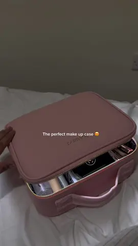 The perfect makeup case 🤍 #makeupcase #lightup #makeupbag #organisemakeup #luckygirlsyndrome #ugccontentcreator #luxurymakeup #travelmakeupbag #thatgirl #thatgirlmusthaves #itgirl 