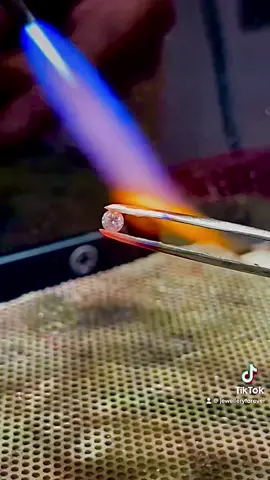 #diamondtester #jewelry #jewellery #vairl #popular #trending #trend #laser #laserengraving #jewelrybusiness #repair #jewelryrepair #fix #foryou #foryoupage #trending #foru #luxury #fypシ #jewelrytips #education #educational #fire #LearnOnTikTok #hot #fix #kurdistan #tiktok #tiktokviral #fashion #fashiontiktok #fashionhacks