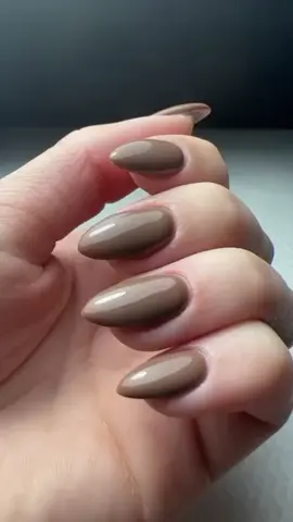 לק גל חום מושלם במיוחד לחורף שלנו🤎💅🏼✨ #לקגלעלציפורןטבעית #לק #לקגל #חורף #nails #Love #nailart #mywork #ציפורניים #פוריו #nail #beutifull #לב #foryou #חום #חוםשוקולד 