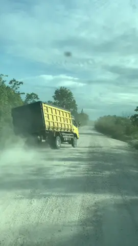 Bukan monyong klo nda gila begini 🤣 #drivermuda #kenapamemang #trukkalimantan #cantermaniaindonesia #pejuangrupiah 