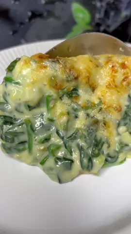 ESPINACAS GRATINADAS CON BECHAMEL Y QUESO PARMESANO Una cena súper rica y una receta ideal para que los peques coman espinacas. Ingredientes: - 1/2 cebolla. - 1/2 puerro. - 250 g de espinacas. - 20 g de mantequilla. - 20 g de harina. - 350 ml de leche. - Sal. - Queso parmesano. #espinacas #bechamel #parmesano #cremoso #cena #recetasfaciles #facilyrico #cocinar #gastronomía #gratinado 