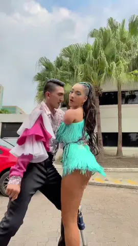 Latinos comentando!! , Lista para mi siguiente baile esten pendientes no se olviden de votar los quiero mucho!!✨💕💜💃🕺🏻@Christian LOpez !!! Chris y yo sobre la pista de soy el mejor!!!