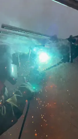 Straight spooky vibes this morning. 👻 Welding in the fog definitely looks badass 💪🏽👨🏽‍🏭🍻 #6010welds #6010 #7024 #jetrod #tankin #tank #tankie #tankwelder #tankwelding #lincoln #lincolnelectricwelding #lincolnelectric #lincoln #5p #weld #welder #ilove #welding #fog #rain #scaffolding #punisher #overhead #maximcrane #crane #rim #angle #besseyclamps #comealong #goodvibes #goodvibesonly 