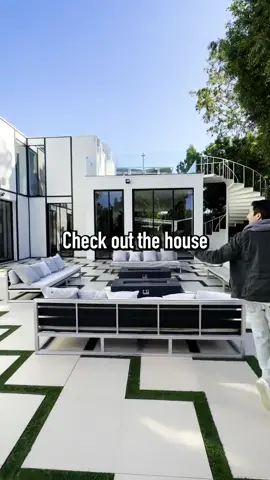 Endless activities to do here #beverlyhills #mansiontour #influencer #celebrity #celebhome #tiktokhouse #hypehouse #influencerhouse #beverlyhillshomes 