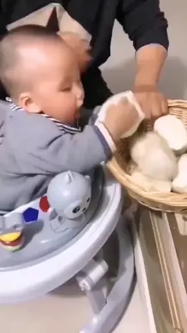Nobody can stop me from eating,lol #babyfoodie #foryou #fyp #babyeating #eatbuns #babybuns #funnybabytiktok #funnybabyvideos #cutebabyvideos