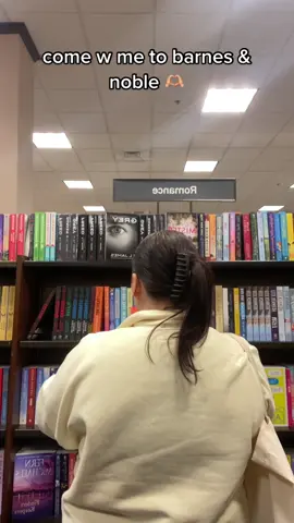 come w me to barnes & noble! 🫶🏼 #barnesandnoble #barnesandnoblehaul #books #bootok #mypoliceman #twistedlove #briaru #theplayellekennedy #theamericanroommateexperiment 