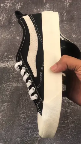saba veron black white 🥰 mimin kasi lihat nih sepatu berbahan canvas kualitas terbaik 🥰 belanja di ssaba ga perlu takut kantong kering  #localbrand #sabafootwear #introvert #fyppppppppppppppppppppppp #beranda #komedi #meme #rantau #unboxing #unboxingsepatu #sneaker 
