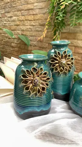 Bình gốm Bát Tràng men hoả biến đắp nổi hoạ tiết hoa hướng dương siêu độc đáo nhé cả nhà. #mocgom #gomsubattrang #binhhoa #binhhoadecor #binhhoagom 