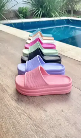 Um caso de amor por esse modelo de Slide EVA da nossa nova coleção! 😍 É literalmente pisar nas nuvens em grande estilo! E ai, qual sua cor preferida? Nos siga na rede vizinha ou compre através do link na Bio! #papete #slide #calcadosfemininos #lojaonline #comprasonline #unboxing 