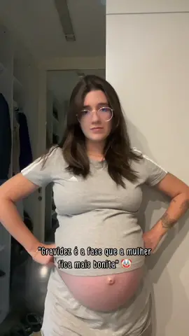 O umbigo querendo pular fora 🫠 #gravidez #gêmeos #gravidezgemelar #gravidezinesperada #maternidade #maternidadecomhumor 