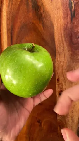 🍏🔪🍏 #food #apple #grannysmith #asmr #grannysmithapples #apples #asmrsounds