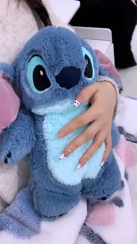 What a happy thing to have a hot water bottle in the cold winter #stitch #thermos #disney #plushdoll #fyp #viral #foryou 
