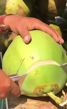 Como cortar un coco. Otra forma de pelar cocos. Natural #viral #ASMR #cocina 