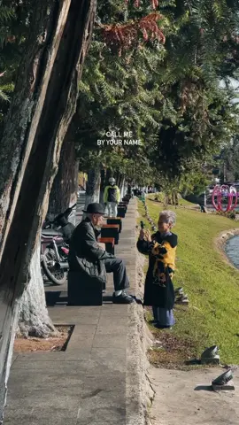 • đủ đầy.  Mình thật sự thấy hạnh phúc theo. Chỉ là những khoảnh khắc nhỏ nhưng không phải ai cũng làm được ở độ tuổi ấy. Video không có sự dàn dựng, mình tình cờ gặp ông bà ở Đà Lạt, hỏi thì biết oong bà là người Sài Gòn. Ông bà thích tự hai người đi du lịch với nhau vậy đó. Thật sự ngưỡng mộ tình yêu ấy 🤎 #dalat #lovestory #binhyen #hanhphuc  _____________ #Love #lovers #callmebyyourname #dalat 