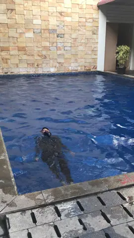 Tutup mata, santuy wae🐸 #berenang 
