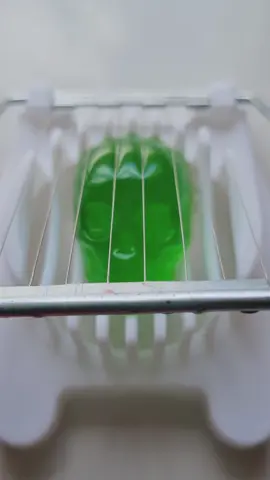 Estranhamente satisfatório #satisfatório #relaxante #estranhamentesatisfatório #gelatina #verde #corte #satisfying #relaxingvideos #oddlysatisfying