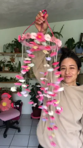 La magia de hacer cosas con las manos 💕💖🌸 Invertir tiempo en usar tus manos y tu mente de manera creativa es algo maravilloso, una sensación que te llena el corazón, pronto me mudare así que decidí aprovechar las flores que pegue en el techo para hacer un colgante para la nueva casita. 🏠💖✨ ¿En qué color hubieras hecho este colgante? 🫶💙💛💚🧡💟🤎🤍🖤💞 . : . : . : . : . : . : #chavitalocadelasplantas #diymanualidades #florescolgantes #floresrosas🌸 #manualidades 