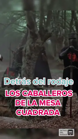Detrás del rodaje de Los caballeros de la mesa cuadrada.  A que nunca te hubieras imaginado que que todas la cotas de malla están hechas de hilo tejer!! Los hicieron así porque era silencioso,  así consiguieron evitar que el equipo de sonido grabara el sonido metálico y se pudiera grabar un dialogo mas claro, también era más ligero aunque algunos actores se quejaron de que al llover la cota de malla se quedaba mojada y era pesada y maloliente.   #loscaballerosdelamesacuadrada #montypython #montypythonandtheholygrail #terryjones #reyarturo #pelicula #cine #cinefilos #datoscuriosos #datos #parati #pt  