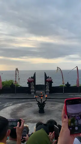 Tari kecak view sunset uluwatu. Selamat menikmati. #tarikecakuluwatu #tarikecakbali #wisatabali #liburanbali #bali 