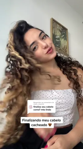 Respondendo a @madu_mayrink finalizando meus cachos para o dia a dia 🤎  .  #curly #curlyhair #finalizacaodecachos #finalizacaodeonduladas #finalizacaocabelocacheado #finalizaçãocachos #cachosbr #cacheadas #curlygirl #widecare #wella #soulpower #cachinhos #rotine #morenailuminada 