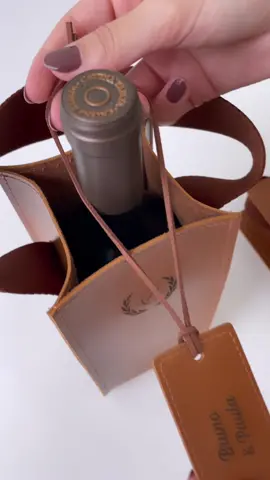 Uma ideia maravilhosa para lembrança de um casamento intimista ou convite para padrinhos. Nossa embalagem para vinho personalizada com o monograma dos noivos e o nome dos presenteados torna o presente eterno e muito especial. #presenteparapadrinhos #conviteparapadrinhos #presentepersonalizado #embalagemparavinho 