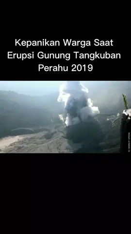 Mengenang masa itu. Nampak kepanikan para wisatawan yang tadinya santai santai saja. Dalam catatan sejarah, Gunung Tangkuban Parahu atau biasa juga disebut Tangkuban Perahu memiliki riwayat erupsi terakhir pada tahun 2019. Video ini menjadi salah satu bukti dan kenangannya. Tepatnya terjadi pada pukul 15.47 WIB, Selasa, 26 Juli 2019, selama 5 menit. Hal ini sebagaimana catatan PVMBG. Gimana perasaan kalian kalau berada diposisi seperti ini sob @MountNesia? #gunung #erpusi #tangkubanperahu #pendaki #pendakigunung #pendakiindonesia #petualangan #lif. 